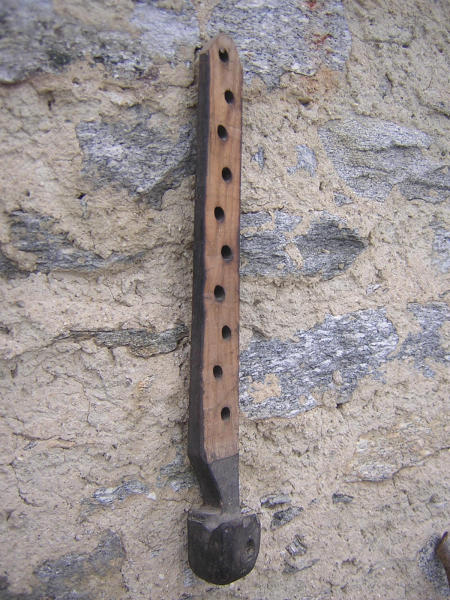 Gancio di legno per camino